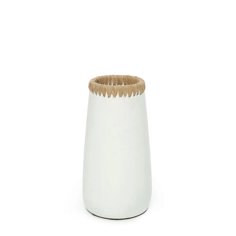 A white, cone-shaped ceramic vase features a raffia detail that adds a touch of natural elegance. The vase is simple yet refined, set against a plain white background and perfect for displaying dried flowers.