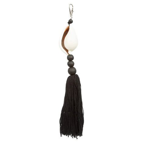 This boho luxury keychain showcases a cowrie seashell at the top, complemented by three elegant black beads and a plush cotton tassel. Finished with a sturdy metal clasp, it’s the perfect blend of style and functionality.